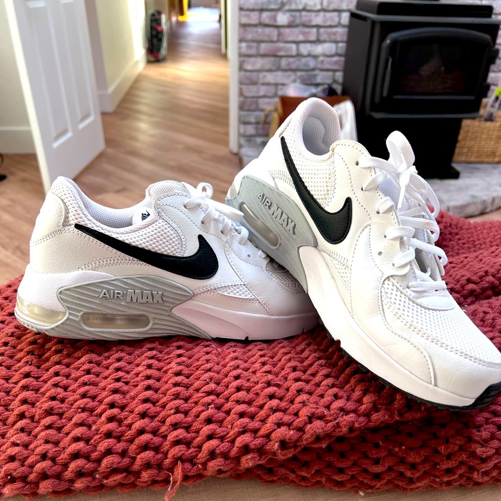 Nike air maxx size 8.5 M. Worn a couple of times, in are in great condition.